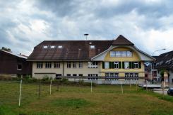 Schulhaus am Bach