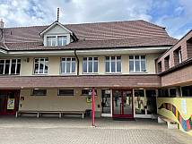Schulhaus am Bach