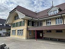 Schulhaus am Bach