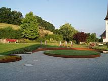 Rasenkreis mit Namensstehlen