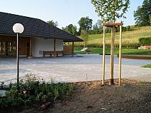 Naturnahe Bepflanzung vor der Aufbahrungshalle