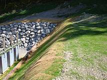 Damm hinter den Kugelfangkästen