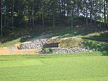 Kugelfang mit Stützmauer