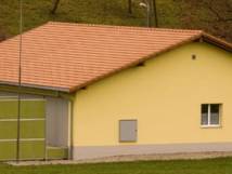 Schützenhaus mit Schallschutzwänden