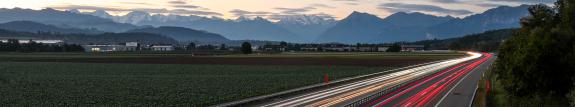 Autobahn in der Au beim Eindunkeln