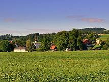 Erlacherhof und Umgebung mit Kirche im Hintergrund